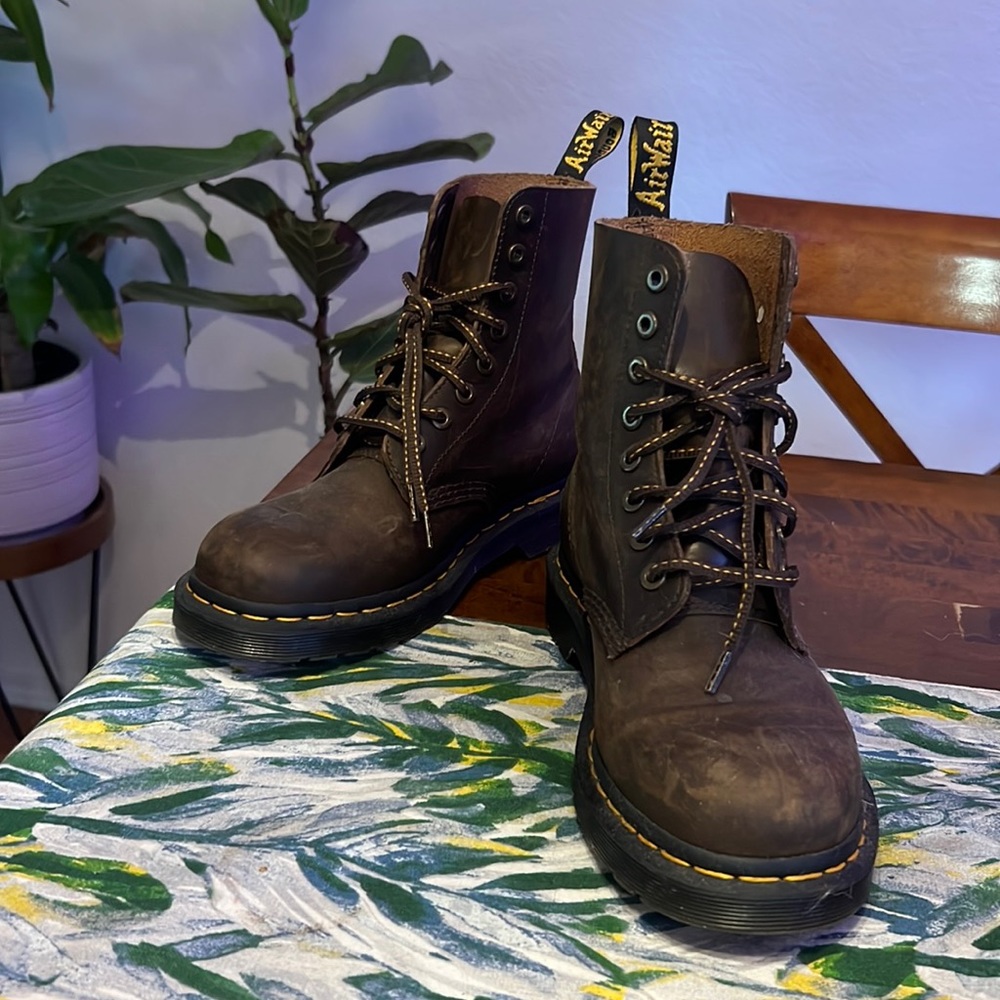 SOLD 🔥 Dr. Martens leather boots 👻